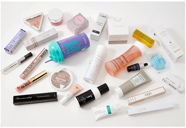 Адвент-календарь Золотого Яблока 2022 года включал в себя косметические средства более, чем 30-ти брендов косметики