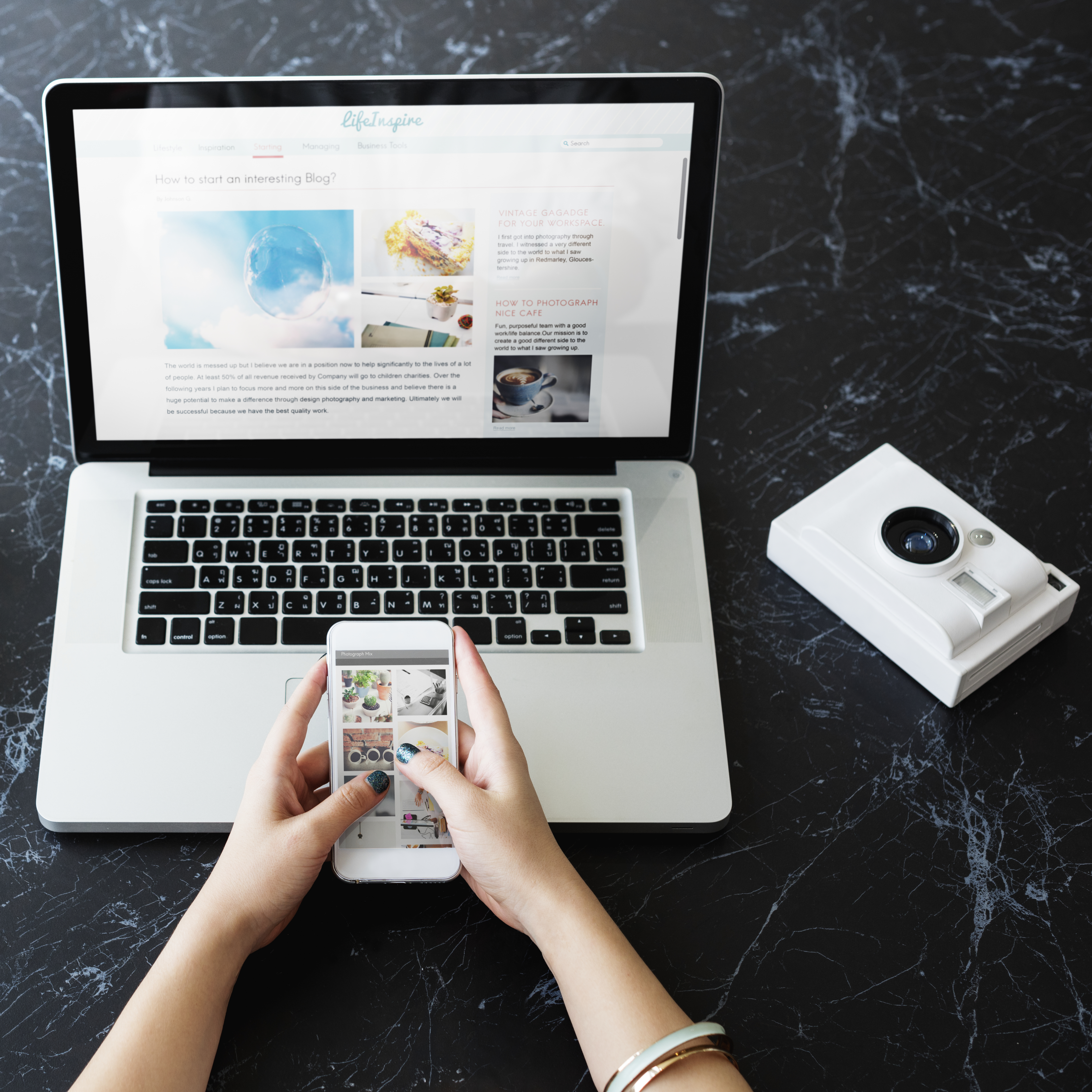 Человек пользуется сайтом на ноутбуке и смартфоне