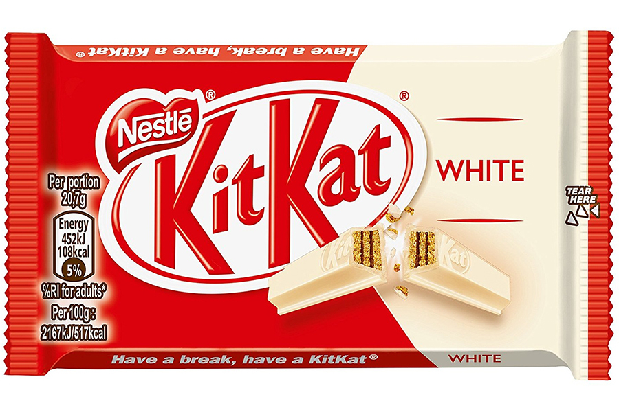 Логотип крупнейшей пищевой корпорации “Nestle” на батончиках “KitKat”